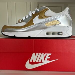 NWT Nike Air Max 90 SE Sneakers